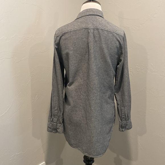 EUC, ladies grey snap front shirt. Size small - Picture 3 of 6